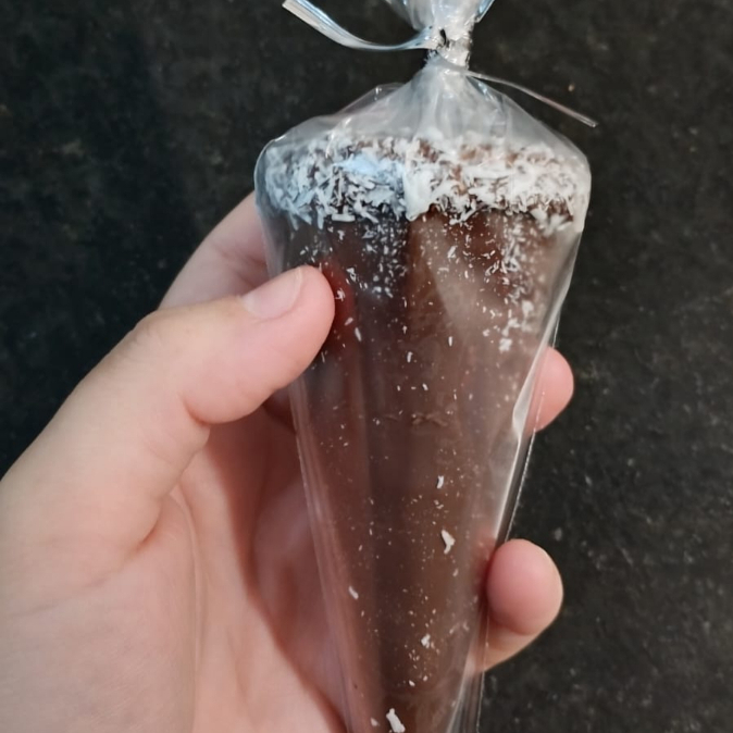 Cone de sorvete coberto com chocolate ao leite e recheado com uma delicioso creme de cocô. 🍫🤎 Uma combinação perfeita para adoçar o seu dia!