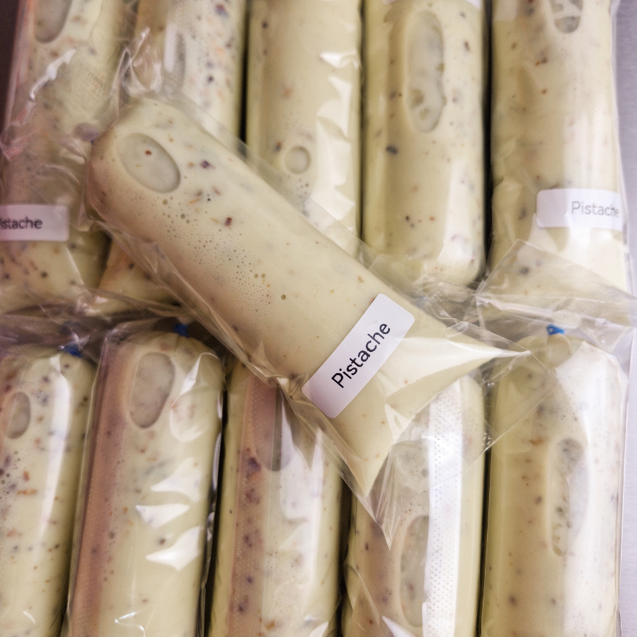 Base cremosa de sacolé sabor pistache.