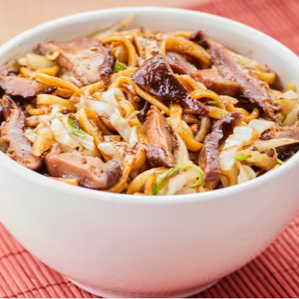 O Yakisoba Vegetariano de Shitake é uma versão leve e nutritiva. Preparado com macarrão, ele combina o sabor intenso do shitake com legumes crocantes. O molho oriental trazendo um equilíbrio perfeito. Uma opção deliciosa e versátil para quem busca uma refeição rica em sabor e textura, sem abrir mão da alimentação vegetariana.