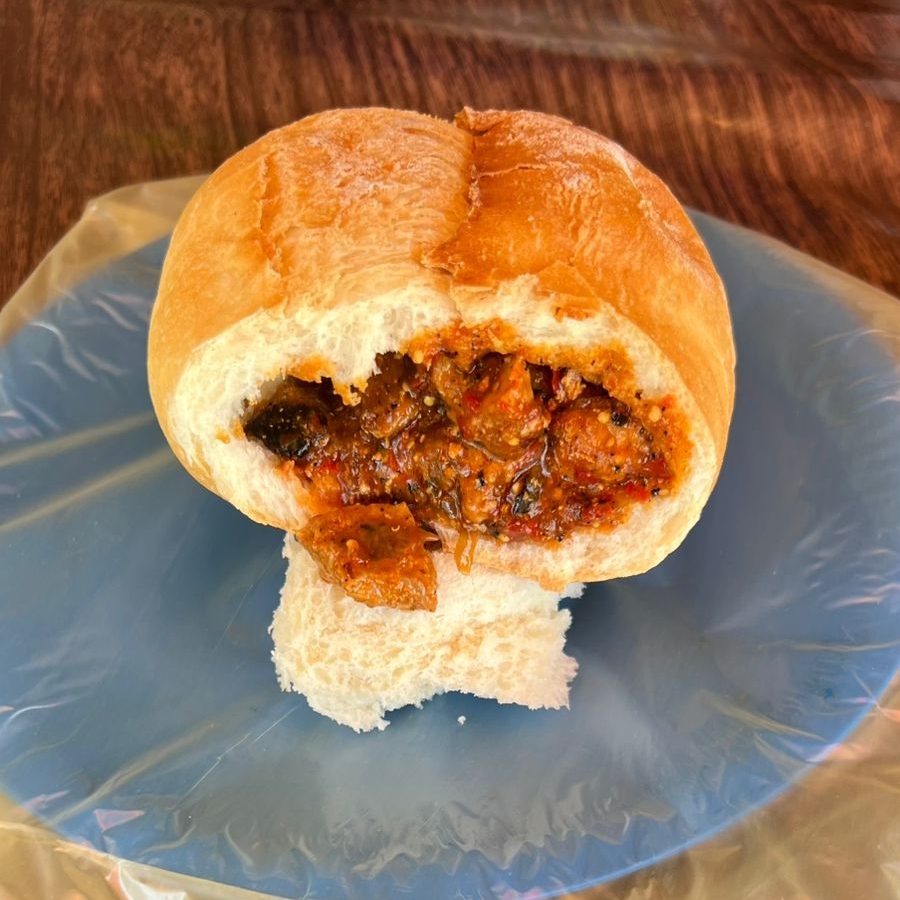 BOLILLO DE TROCITO CON CHILE ROJO