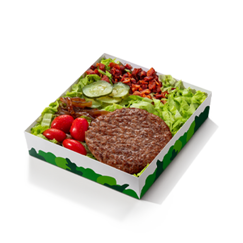 A Salada Mix com carne bovina combina alface, tomatinhos, cebola ao molho shoyu, picles e bacon triturado, com um hambúrguer de carne 100% bovina. Acompanha molho Caesar, azeite e vinagre