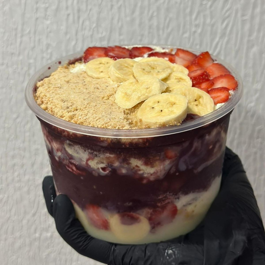 Um copo caprichado de açaí cremoso com frutas frescas e os acompanhamentos perfeito para matar a vontade de doce.