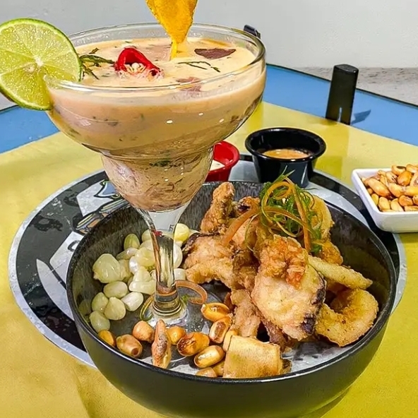 Leche de Tigre con Chicharrón Mixto