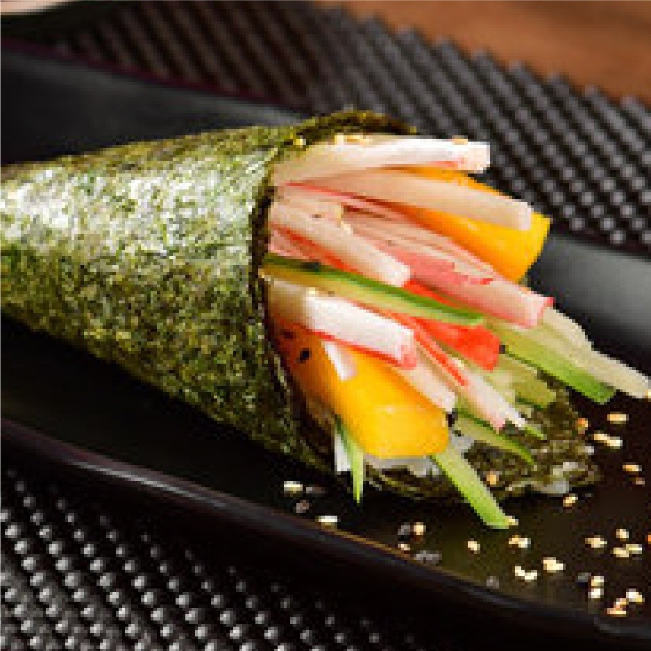 Kani, pepino, manga, alga e arroz