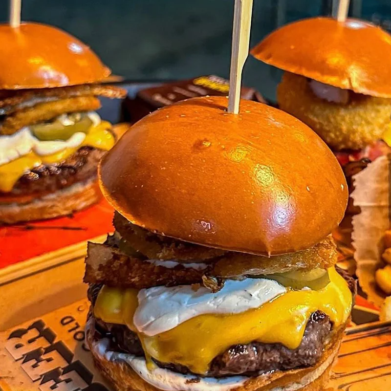 PÃO DE BRIOCH, HAMBURGUER ARTESANAL , MAIONESE DA CASA , ALFACE , TOMATE E CHEDDAR + REFRIGERANTE 200ML