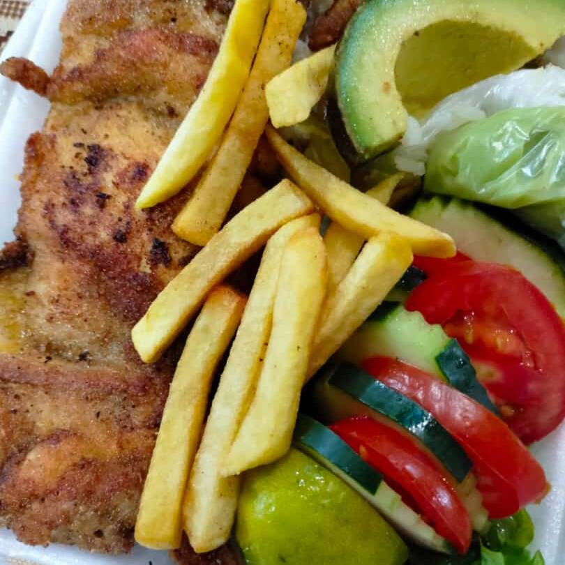 MUSLO EMPANIZADO CON PAPAS