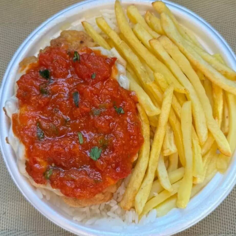 Arroz soltinho, filé de frango à parmegiana com molho caseiro acompanha fritas crocantes!