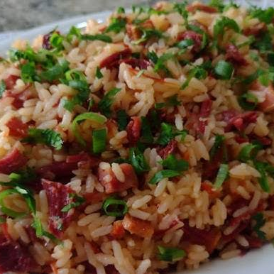 Arroz com Carne Seca Acebolada Desfrute de uma refeição aconchegante, preparada com carinho e tempero caseiro. Nosso arroz com carne seca acebolada combina sabor marcante, textura perfeita e um toque especial da casa. Um prato de paladar requintado, com porção generosa e simplesmente maravilhosa. Aproximadamente 600g.