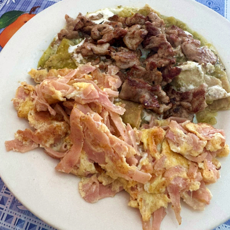 Huevos al gusto con Carne y chilaquiles