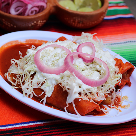 Enchiladas Rojas de Pollo en Tinga