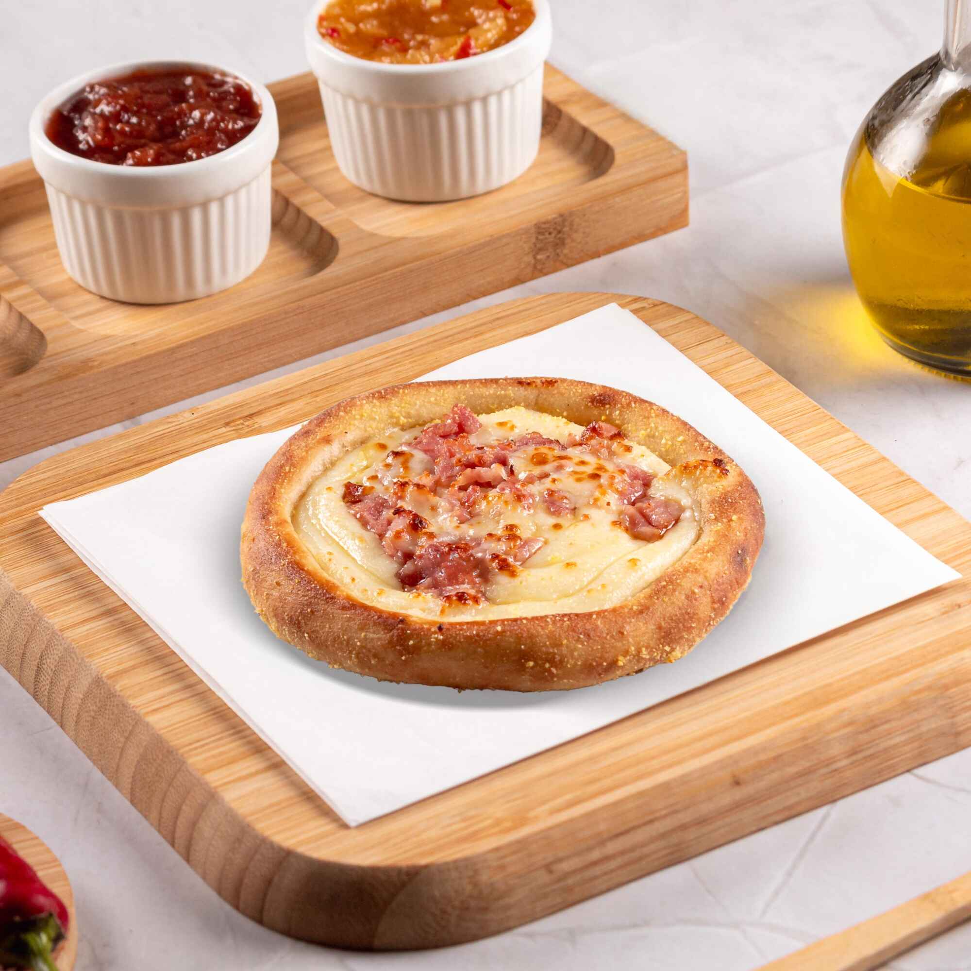 Recheada com Catupiry Original, bacon e mussarela polvilhada, trazendo o sabor irresistível do bacon cremoso.