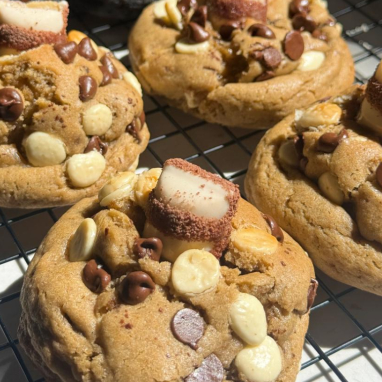 Combo família perfeito para dividir! São 4 cookies recheados, macios por dentro, generosos no recheio e feitos com muito carinho.