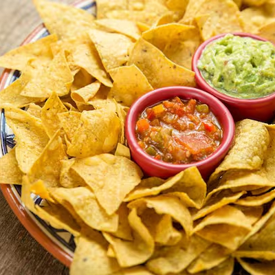 Tortillas crocantes feitas de milho 100g. Acompanha molhos de 110g de salsa Mexicana, guacamole, sour cream e dip cheddar.......pode até servir 2 pessoas......