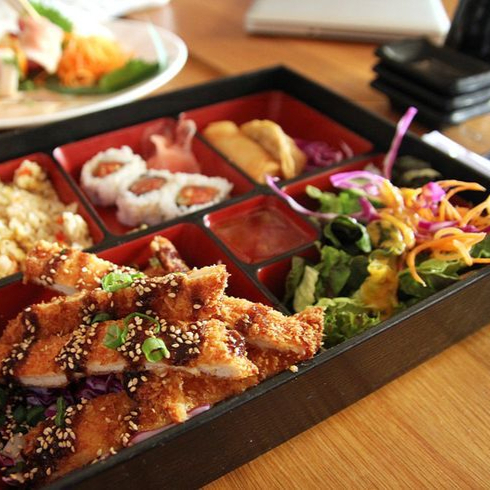Bento Arroz Frito + ENTRADA + SUSHI +PROTEINA Y TE