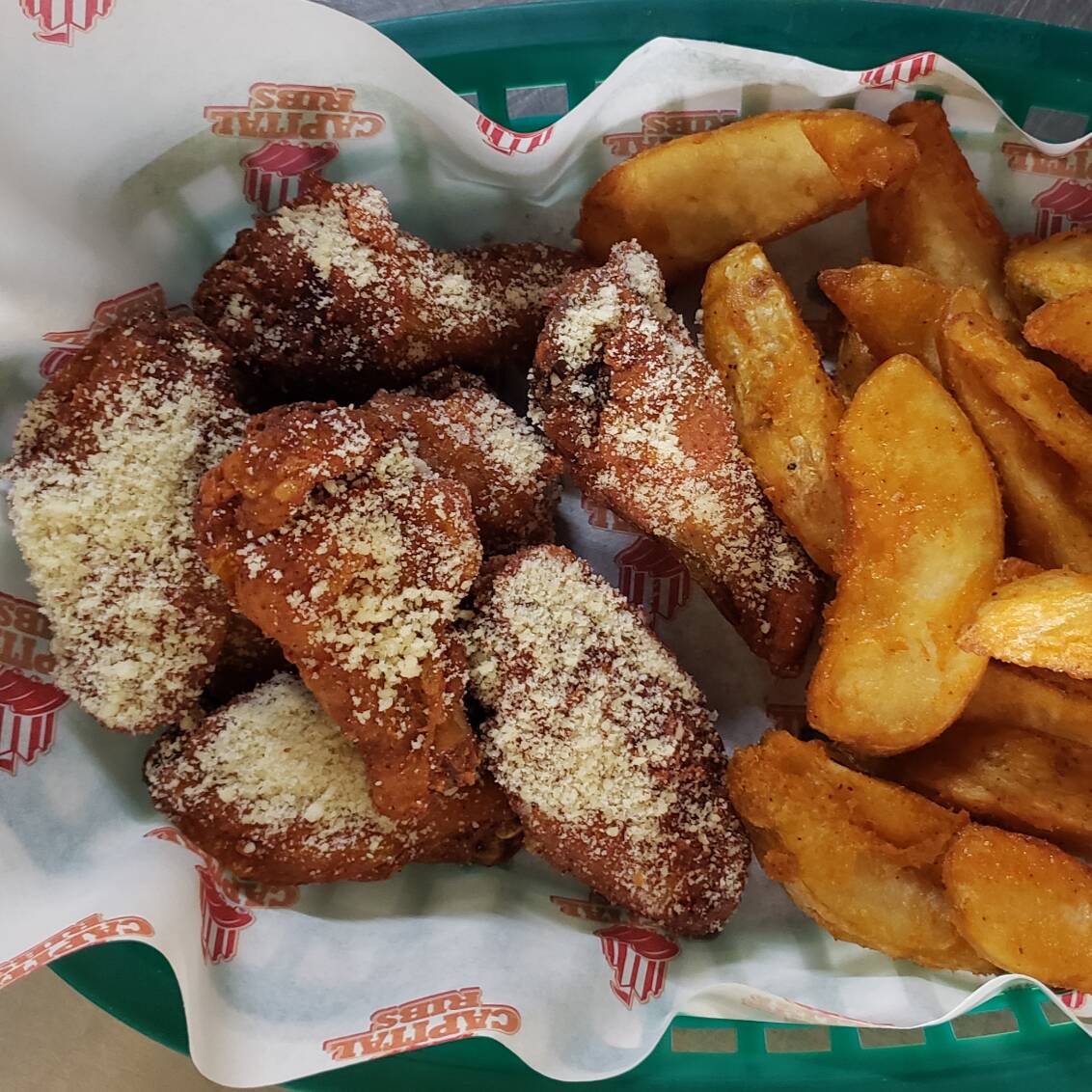 Alitas con Papas Gajo