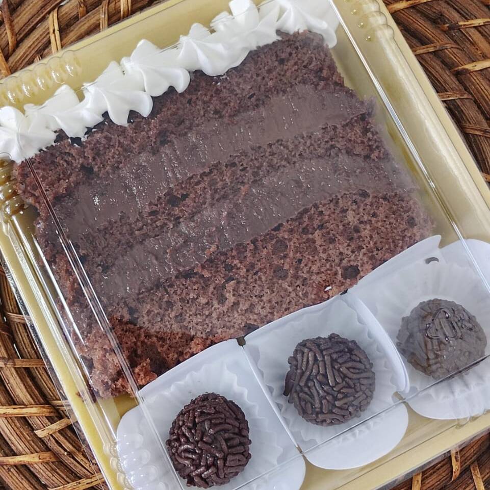 Fatia de bolo fofinho e molhadinho sabor Brigadeiro, recheado com um creme super cremoso e irresistível, doce na medida certa e simplesmente delicioso.
