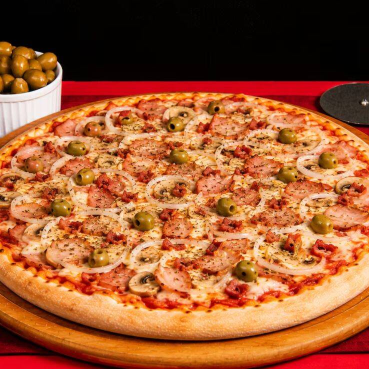 Champignon fatiado, mussarela, bacon, molho de tomate, azeitonas e orégano.