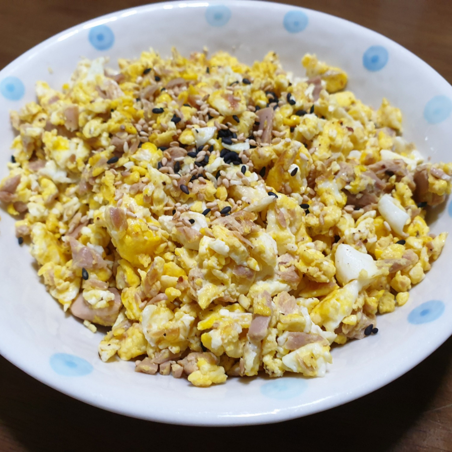 Huevos Revuelto con Atun