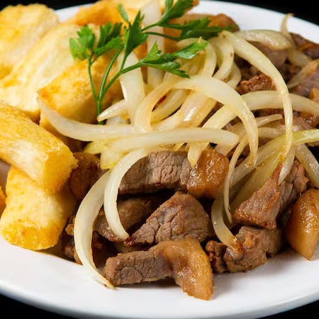 Delicioso contra filé cortado em tiras com cebolas douradas, aípim frito na manteiga, arroz e feijão.