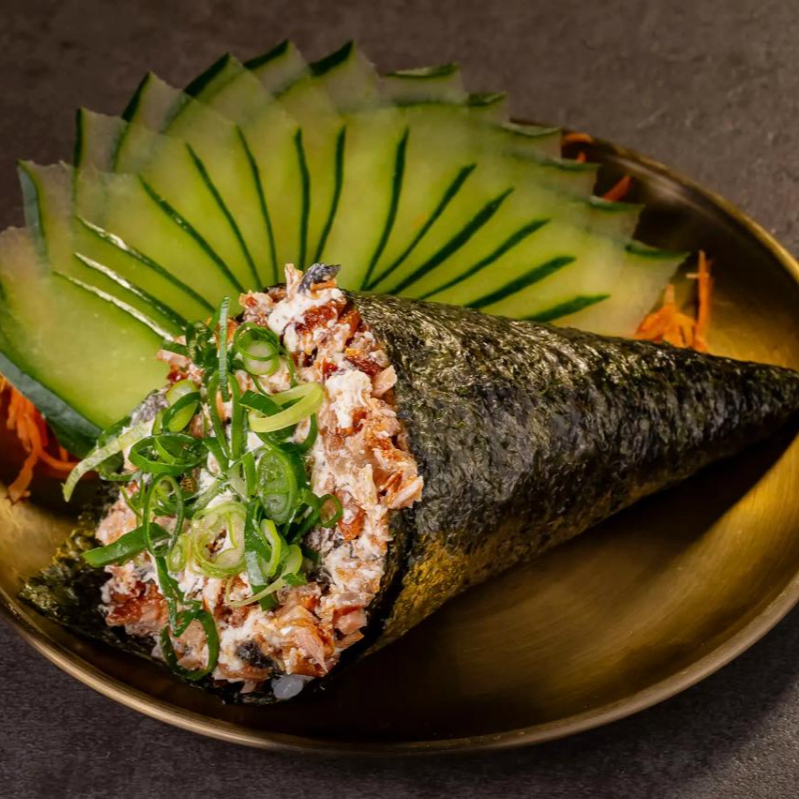 Temaki com skin temperado com tempero japones, nori crocante, cream chesse polenguinho, finalizado com cebolinha e gergelim moido.