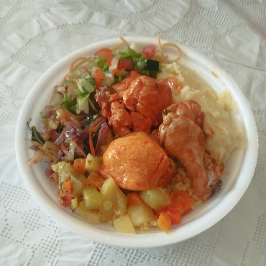 um delicioso almoço que acompanha, feijão preto ou mulato, arroz, macarrão, salada, purê, farofa