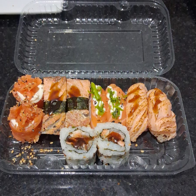 02 sushi jô statar salmão, 02 sushi skin, 04 uramaki skin, 02 sushi de salmão, 02 sushi salmão maçaricado.