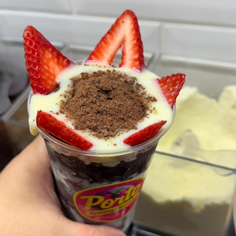 Açaí artesanal muito cremoso acompanhado de ovomaltine crocante, morangos e leite condensado.