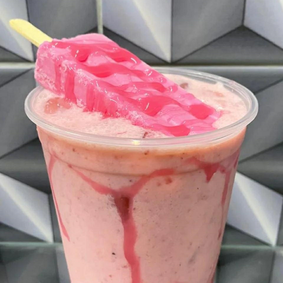 Caipirinha cremosa de morango, feita com a própria fruta. (não acompanha sorvete, ele é adicional)