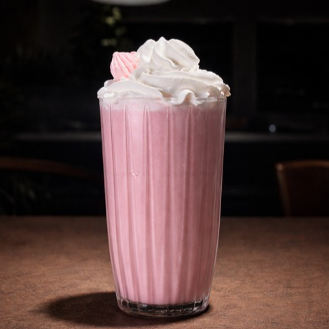 Feito a base de leite em pó, morangos e segredos cítricos. Recebe chantilly. *Imagem ilustrativa. Enviamos em embalagem descartável.