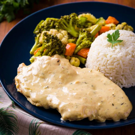 Frango suculento ao molho de ervas, servido com arroz branco e legumes. Uma opção saudável e deliciosa para o seu dia a dia. (*) Não fazemos alterações!