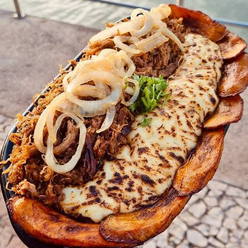 pirão bem temperado, combinado com carne desfiada e queijo coalho e banana da terra formando aquele sabor e com gostinho caseiro.