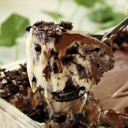 Torta Oreo com Brigadeiro de Ninho, Chocolate e Mousse de Oreo Uma verdadeira explosão de sabor! 😍 Base crocante, recheada com brigadeiro de chocolate cremoso, brigadeiro de Ninho super aveludado e uma mousse de Oreo leve e irresistível, finalizada com pedaços generosos de Oreo que deixam tudo ainda mais especial. Perfeita para quem ama sobremesas intensas, cremosas e cheias de chocolate! 🤎🍪