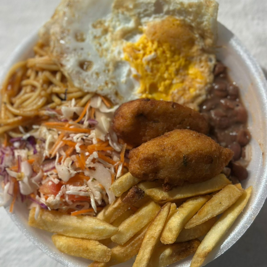 Acompanha arroz soltinho, feijão temperado, macarrão delicioso, ovo preparado no capricho, verduras fresquinhas e uma porção de batata frita . Para completar uma salada leve pra equilibrar a refeição.