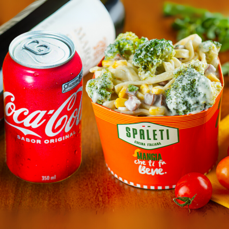 Delicioso Talharim ao molho branco, com um toque especial de bacon & calabresa em cubos, brócolis e milho verde + uma Coca-Cola lata refrescante com desconto especial!!