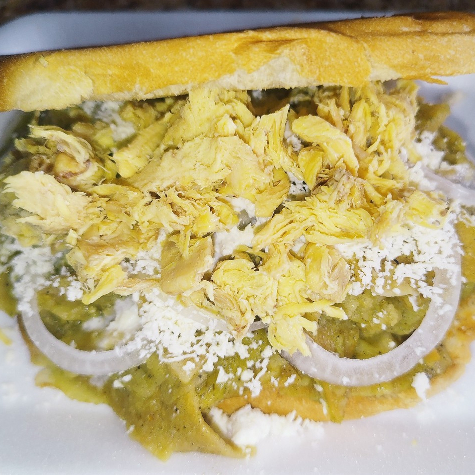 Torta de Chilaquiles Verdes con Pollo