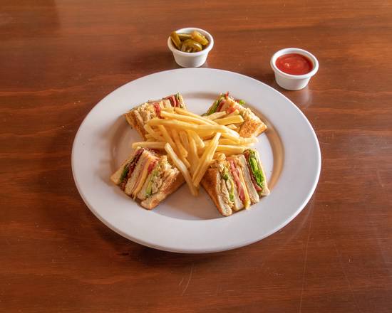 CLUB SANWICH CON PAPAS