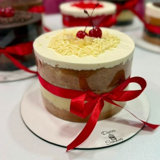 Deliciosa massa amanteigada com recheio de Condensado com pedaços de abacaxi. Aprox 1kg