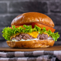 Pão De Hamburguer, Hamburguer De Fraldinha 120gr, Queijo Prato, Alface Lisa, Tomate E Nossa Deliciosa Maionese