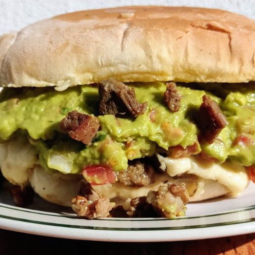 Torta guacamolera+ agua de Jamaica