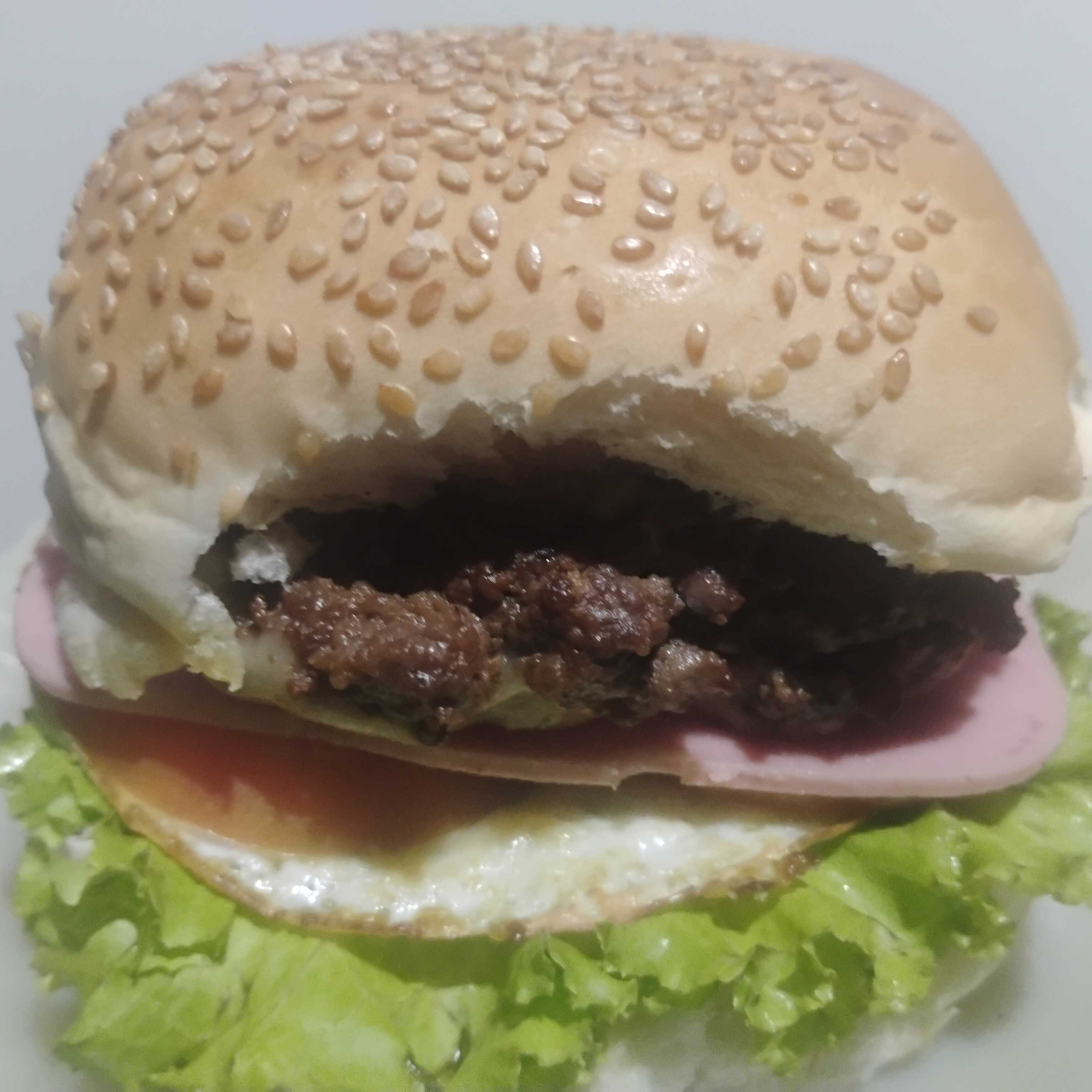 2 hamburgues +uma batata pequena 200g +refrigerante 350ml
(Pão,carne,ovo, queijo, presunto,molho da casa 3 salada.