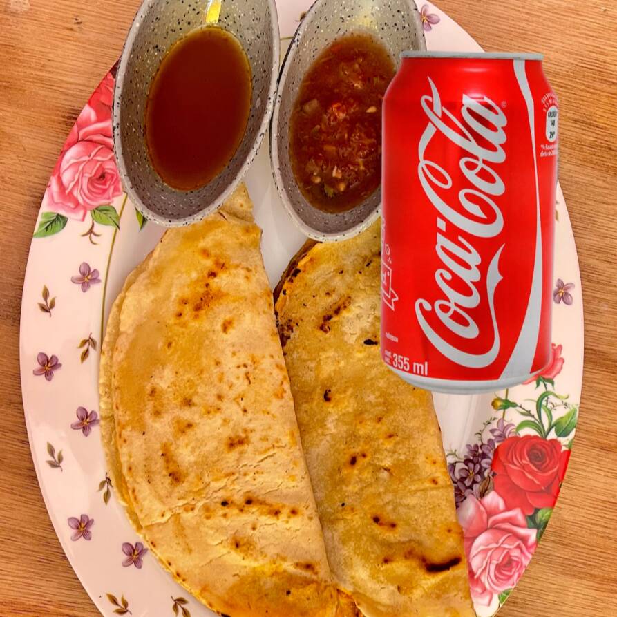 Dos Quesadilla Tinga de Pollo + COCA-COLA