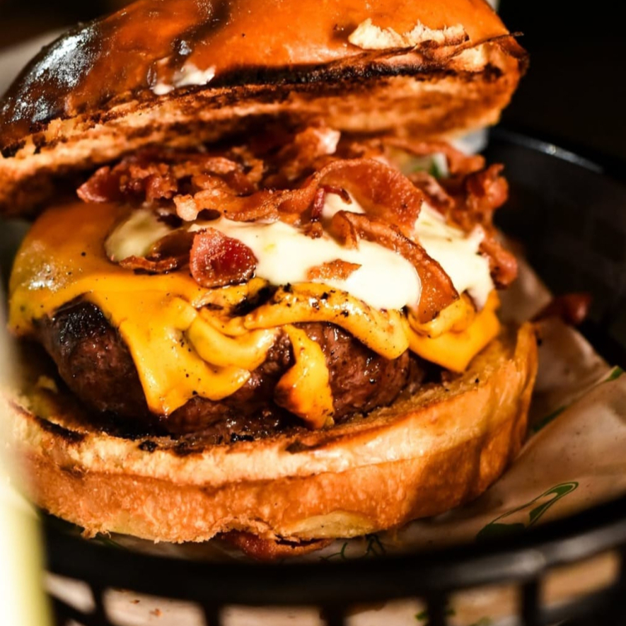 3 fatias de pão, 2 hambúrgueres angus, 2 queijos cheddar, R$ 49,90 ketchup e mostarda 31,90 39,90 2 farofas de bacon, maionese da casa e cebola caramelizada