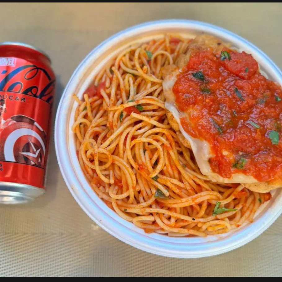 Marmita com delicioso filé de frango á parmegiana(empanado na massa crocante, coberto com molho de tomate e queijo mussarela) acompanhado com macarrão espaguete suculento al dente. ( Marmita Indicada para 01 pessoa)