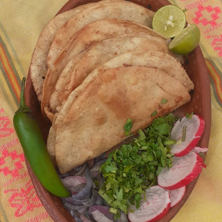 3 Tacos de Barbacoa + 1 Consomé + Agua de 1/2 L.