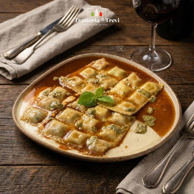 Massa fresca recheada com ragu de ossobuco e ricota com espinafre, sobre fonduta de parmesão, molho rôti, gremolata e azeite trufado.