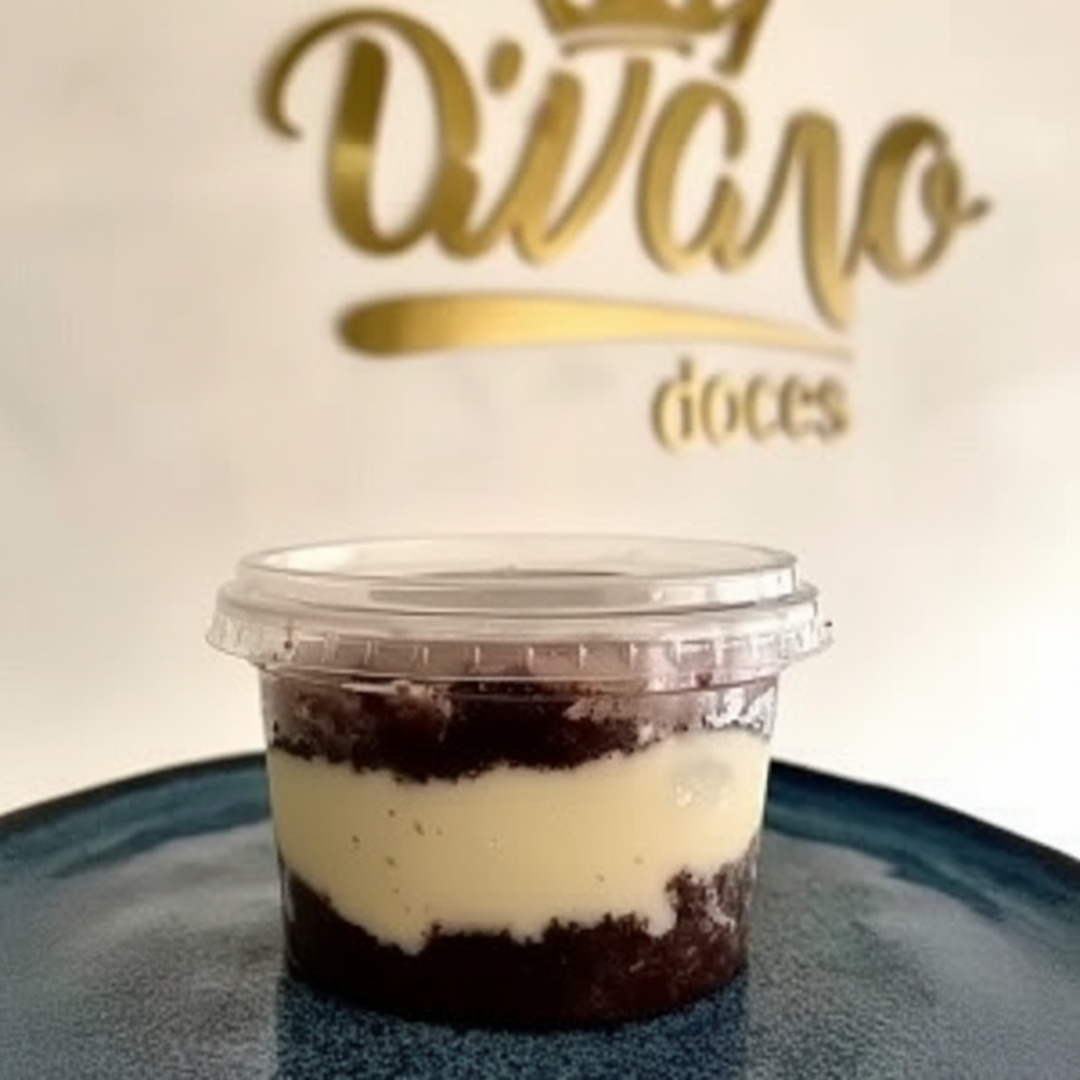 Bolo de pote com massa de chocolate, recheio cremoso de Prestígio e cobertura leve de chantilly de chocolate. Puro prazer em camadas!