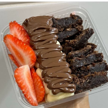 lascas de brownie, pedaços de morango, brigadeiro de ninho com nutella por cima