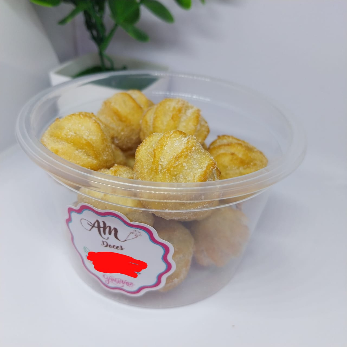 15 deliciosos churros fritos na hora em óleo de algodão, empanados no açúcar com recheio de doce de leite. Uma explosão de sabor! Cada churros contém 10 gramas.