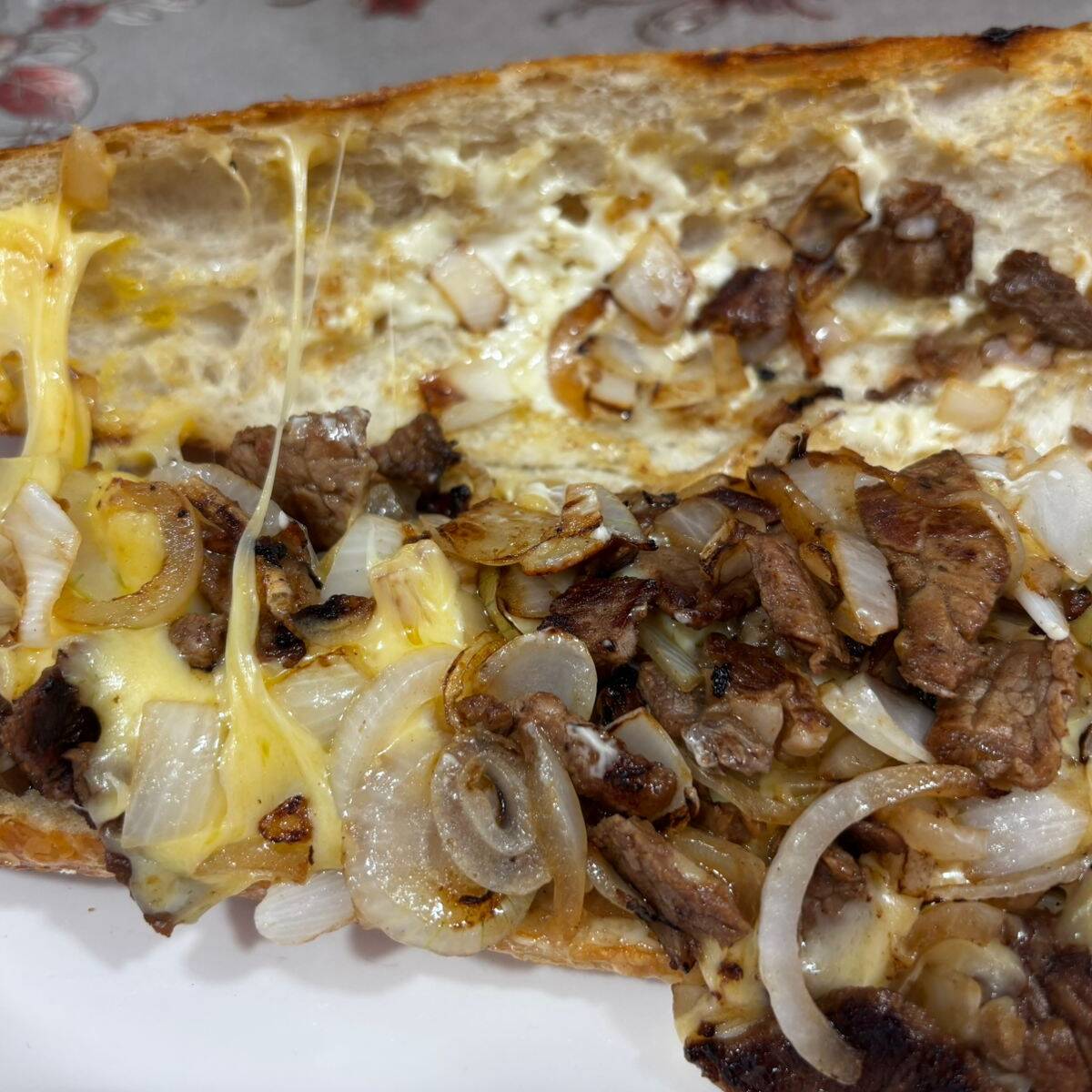 Baguette de arrachera y costilla