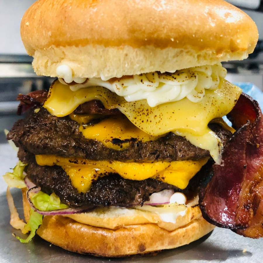 Pão de brioche e gergelim, 2 hambúrgueres de 180g Maturata cada, queijo, alface americana, molho especial, catupiry e bacon.
